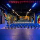 Anna Chiara ci conduce ora nella sala del teatro, che pu� ospitare 150 spettatori